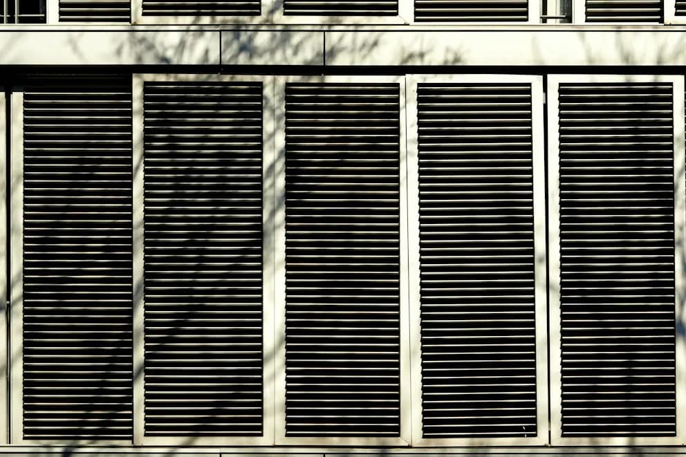 Fensterfront mit außen liegenden Raffstores als Sonnenschutz